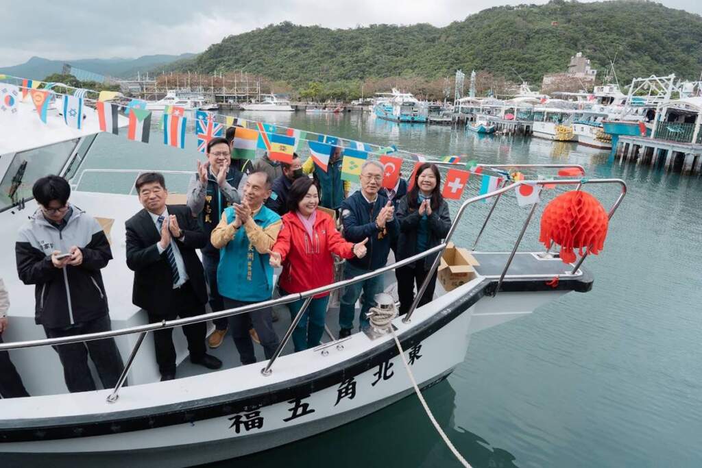 「東北角五福」公務船烏石港首航　舞獅祈福、擲麻糬包子 再現百年漁村祝福儀式