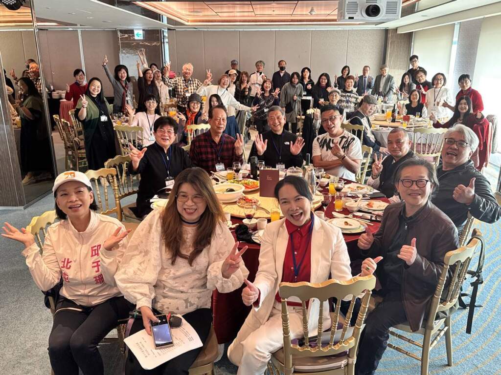 ▲台中市墨海藝術協會召開會員大會，大家開心慶祝豐收的一年。