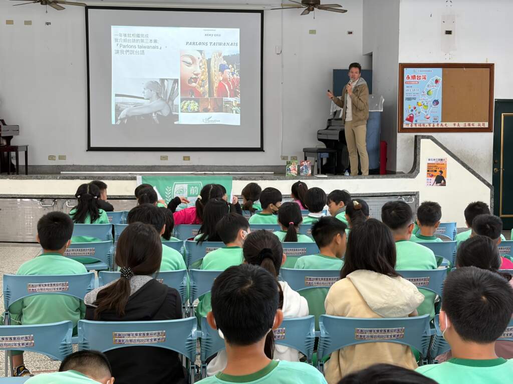 ▲為拓展學生國際視野、深化本土文化認同，彰化縣三民國小今日在「前進人文願景工作室」協助下，邀請有「法國台灣魂」之稱的法籍台灣女婿、行腳節目主持人吉雷米（Rémy Gils）蒞校專題演講。（圖／記者林明佑翻攝）