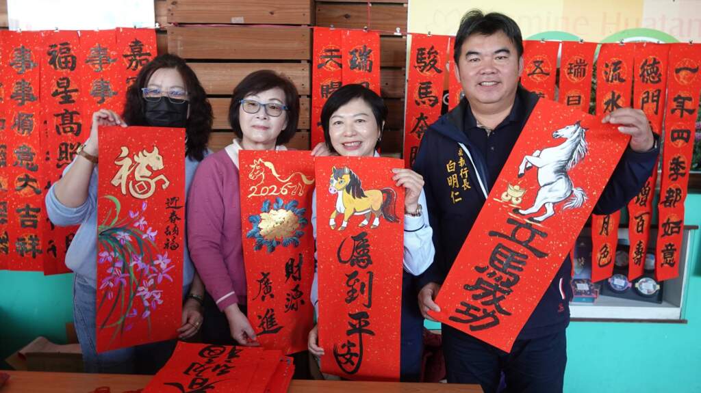 影／花壇鄉農會送彩色年畫迎馬年　春聯免費索取迎新春
