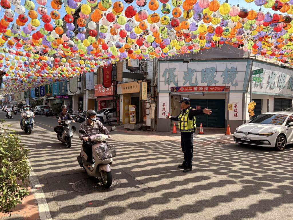 萬顆燈籠映紅夜空！　斗六警即刻疏導保平安
