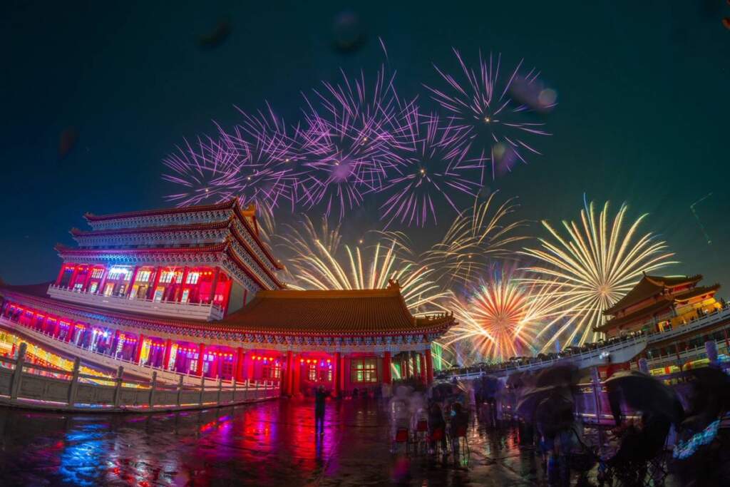 ▲台南正統鹿耳門聖母廟花火迎春震撼登場,80萬人潮齊聚共迎元宵。