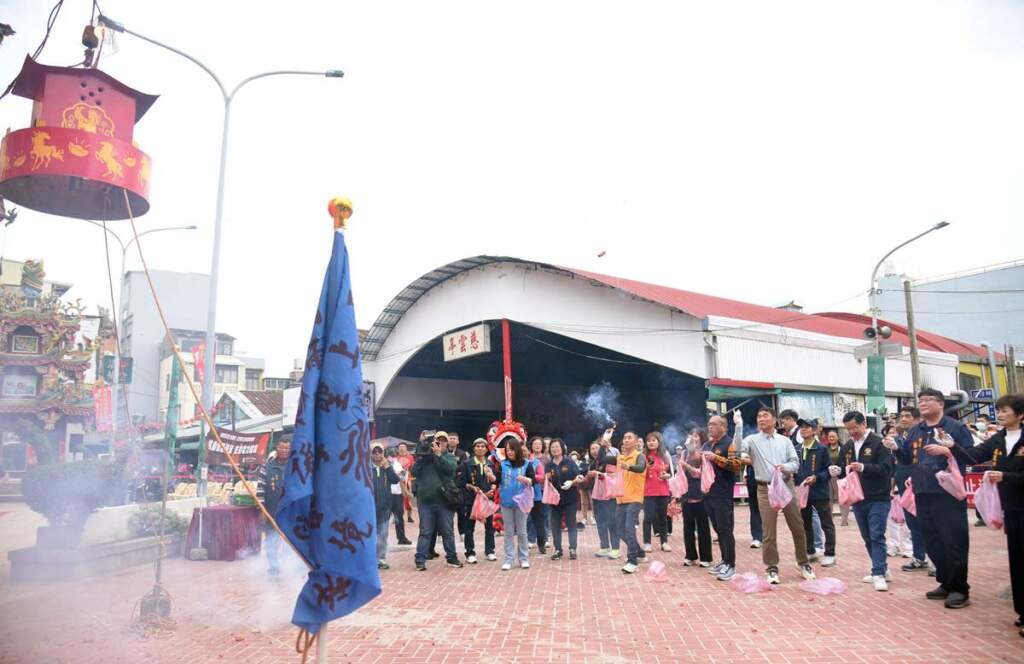 ▲各界來賓點燃鞭炮小試身手。