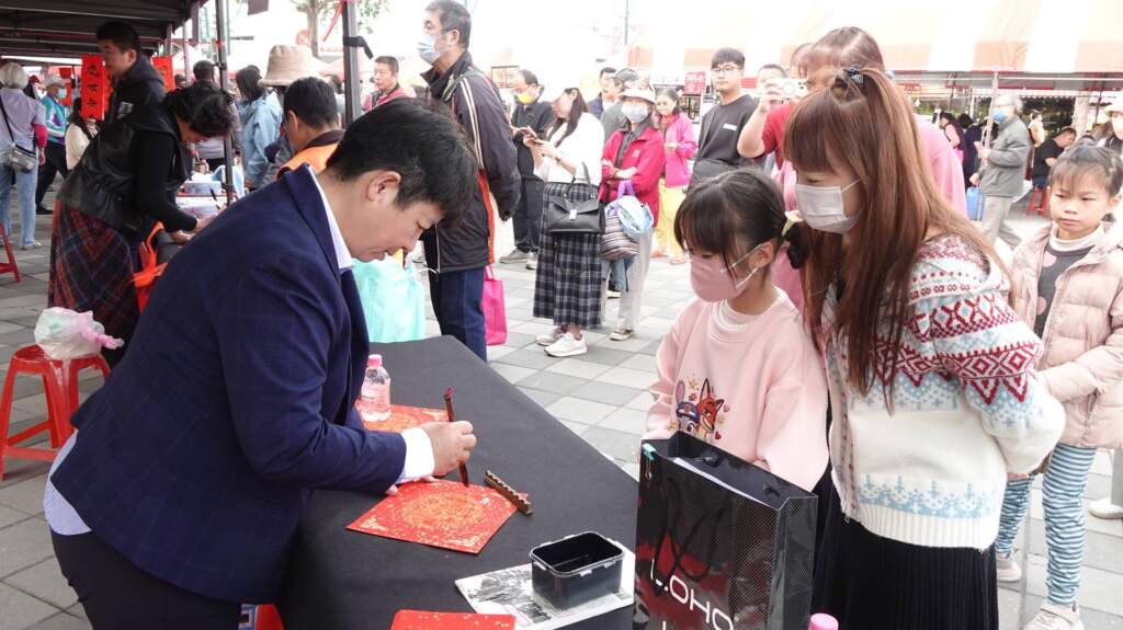 影／田尾怡心園年味濃　大師揮毫、紅包拓印吸引上千人同樂