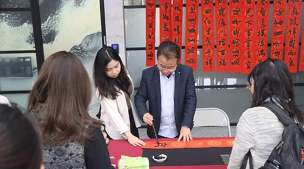 行政執行署彰化分署鐵漢柔情　攜手家扶中心春聯義賣助弱勢