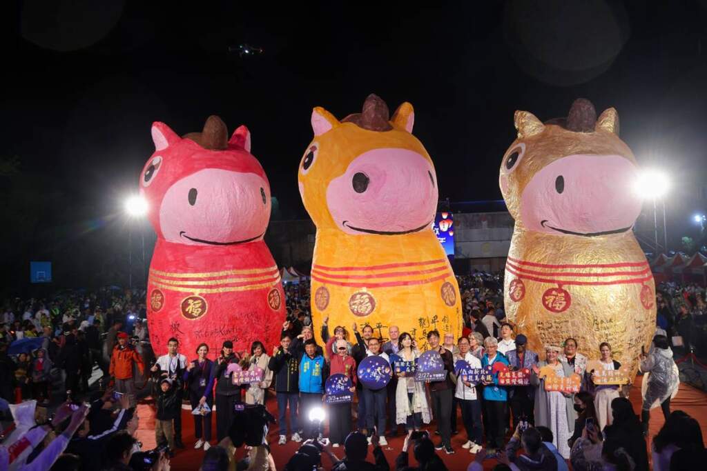 ▲三盞巨型福馬主燈，寓意「馬驫奔騰，邁向成功」，三馬齊發為「驫」，期盼民眾在新的一年都能如福馬升空般勇往直前，在事業、家庭或生活上都能「馬祥厚運」。