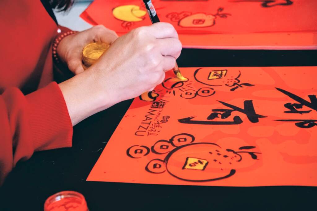 墨香迎春燈影交織　西螺福興宮結合藝術家揮毫　傳遞年節文化溫度！