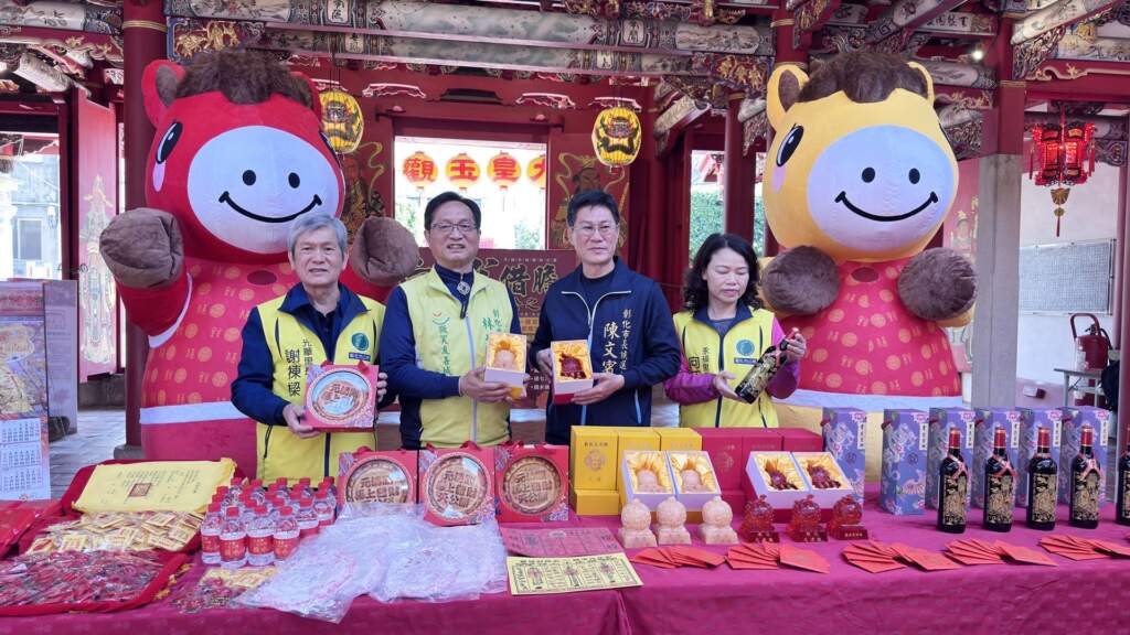 影／元清觀大年初一「向天公借膽」　擲筊求文武膽獲黃金貼加持