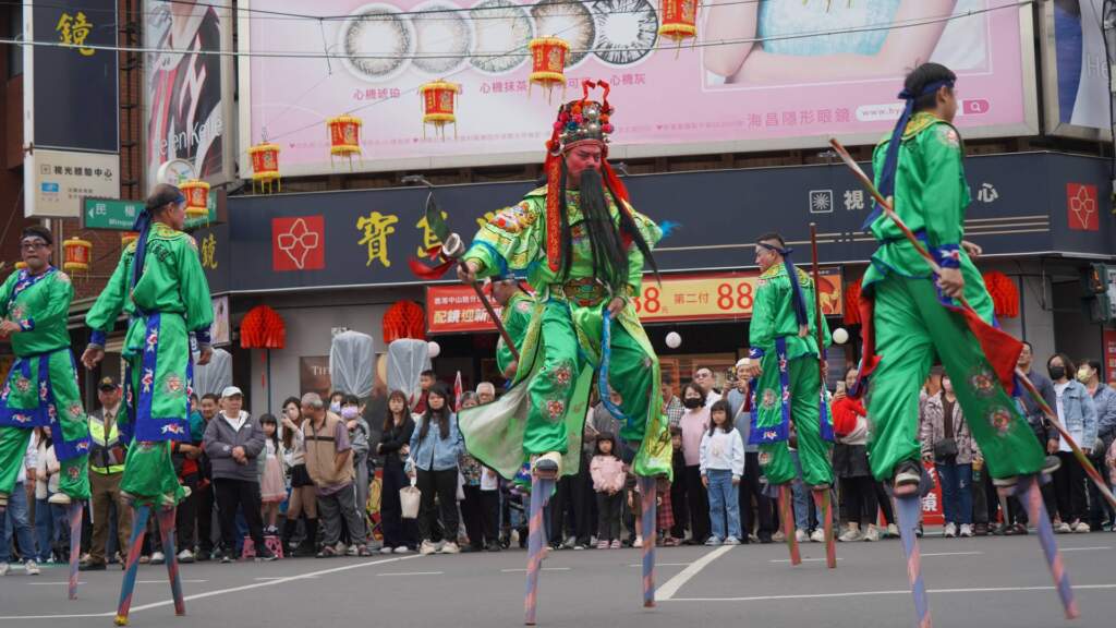 ▲鹿港文武廟文衡聖帝綵街賜福遶境,40陣頭巡禮展現傳統文化之美。 (圖/記者林明佑翻攝)