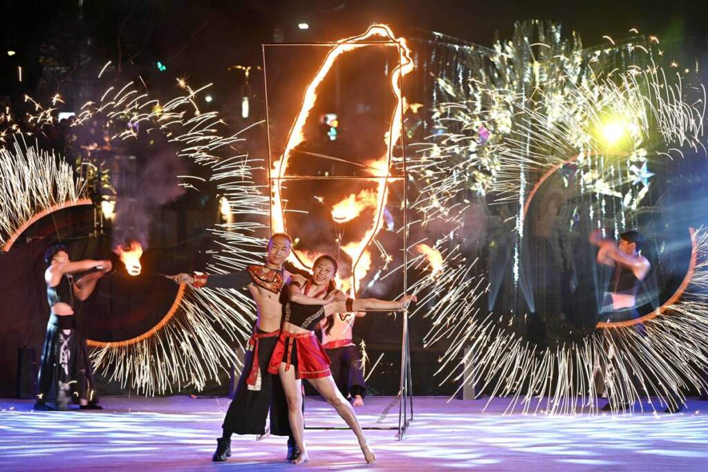 新莊中港大排光雕展點燈　夢幻星河陪民眾過情人節