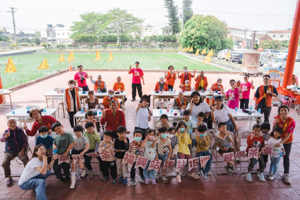 ▲華山基金會福興天使站深耕在地15年,長期投入獨居長者關懷服務,25日在福興鄉大崙村順正大王府廟前廣場舉辦建站15周年感恩茶會。(圖/記者林明佑翻攝)