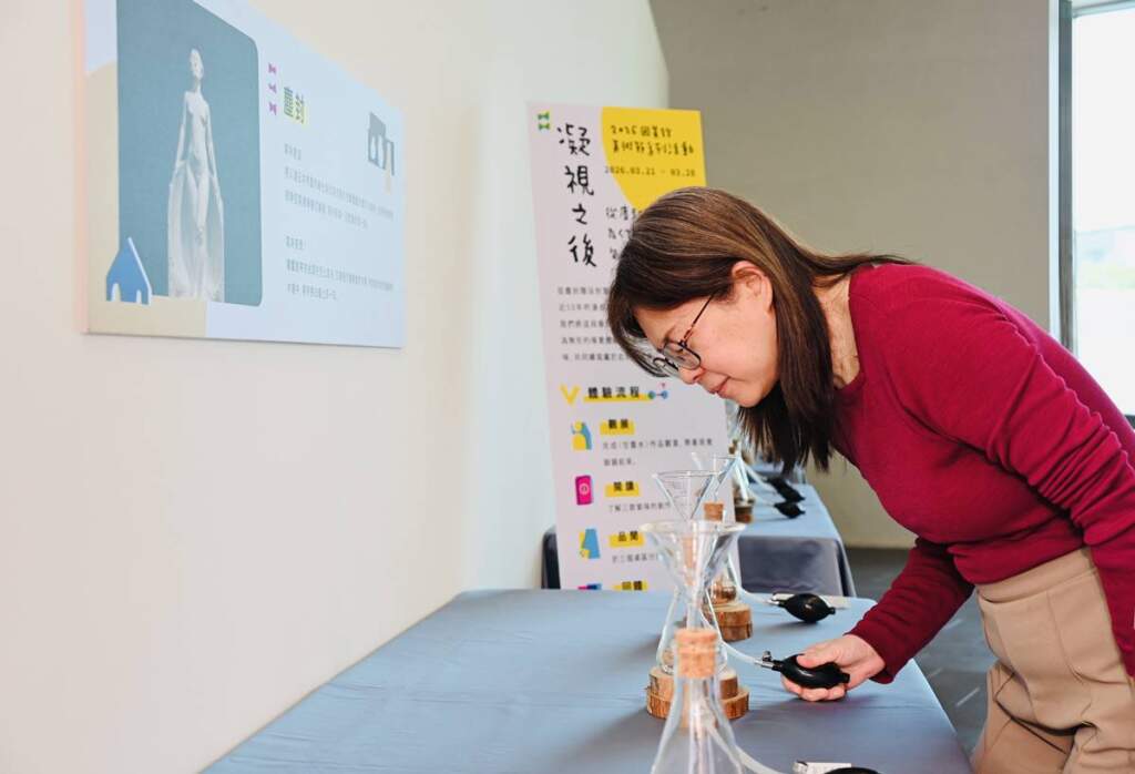 ▲國美館陳貺怡館長親自參與「凝視之後—〈甘露水〉氣味篇章」感官體驗,見證藝術典藏的多感官轉譯。(圖/國美館提供)