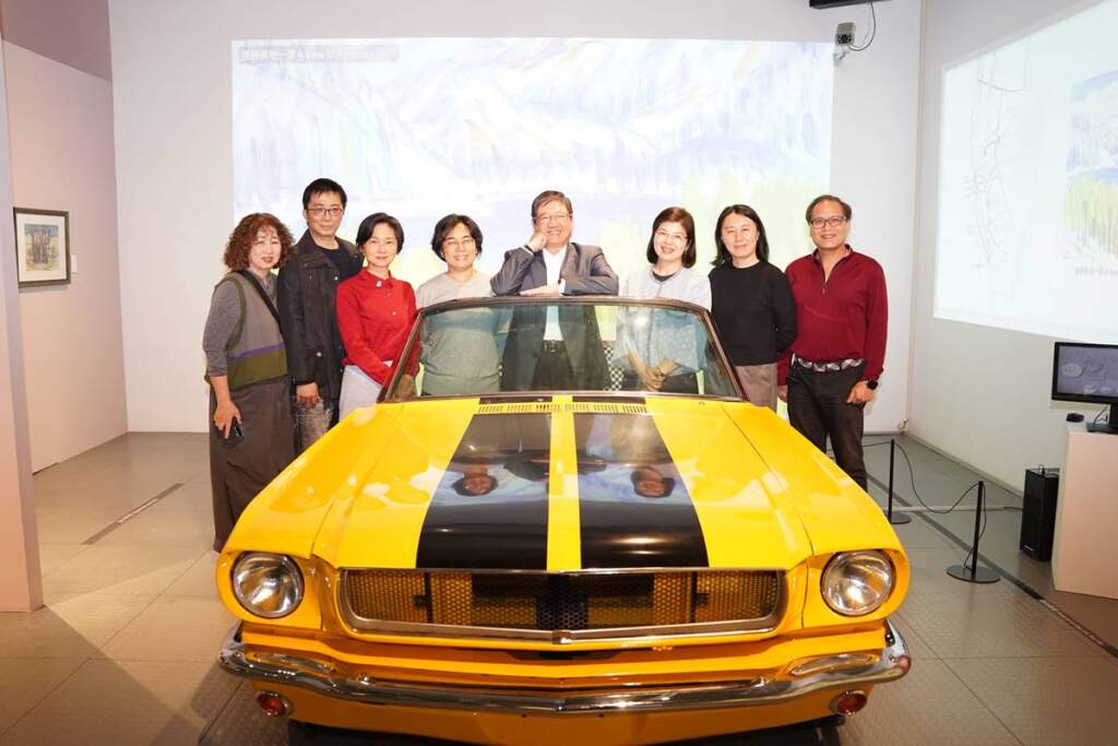 ▲新竹縣長楊文科等人3日23日參觀「蔡蔭棠─藝術漫遊者」特展 ，一行人在打卡區合影。