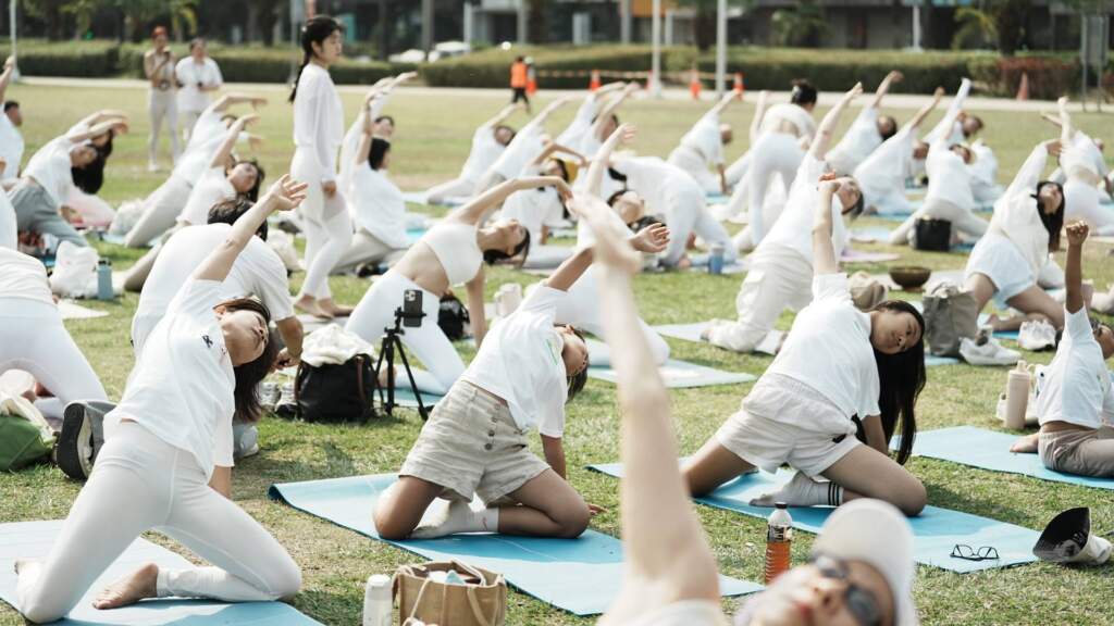 ▲參與者在綠地中展開瑜珈流動,透過放下 3C 產品享受遠離數位焦慮的純粹時刻。(圖/Mukasa 慕卡莎提供)