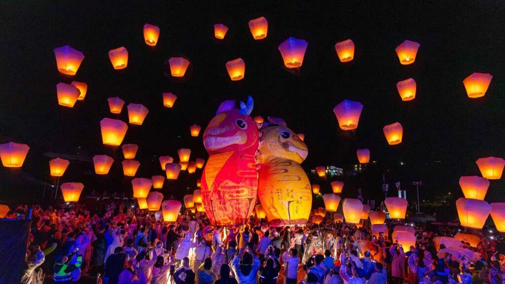 平溪天燈節十分廣場壓軸登場　侯友宜施放二十呎龍馬主燈