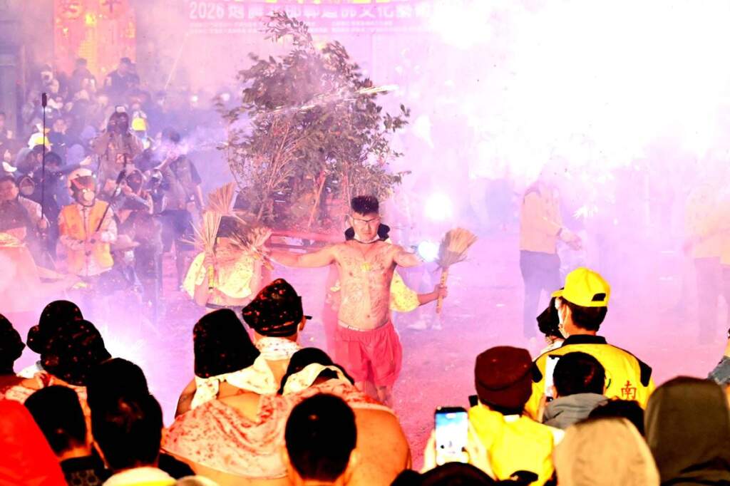 竹南炸邯鄲震撼登場　煙硝火光瀰漫慈裕宮廟埕