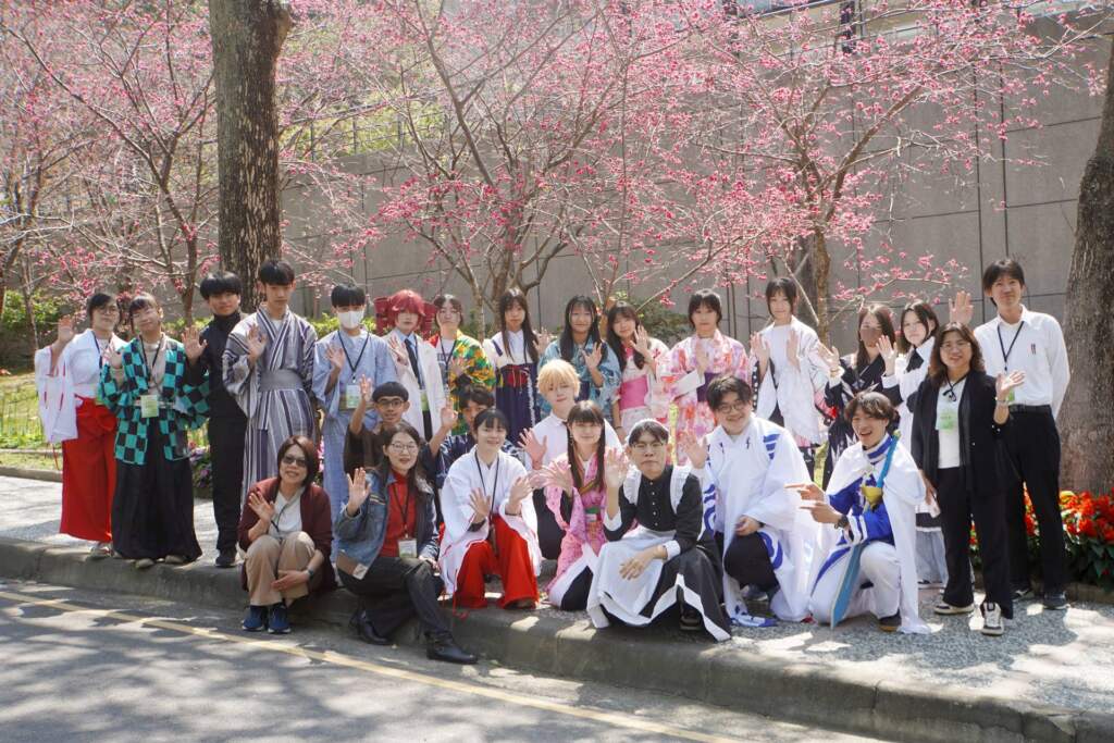 ▲學員Cosplay變身後在大葉大學櫻花林合影。（圖／記者林明佑翻攝）