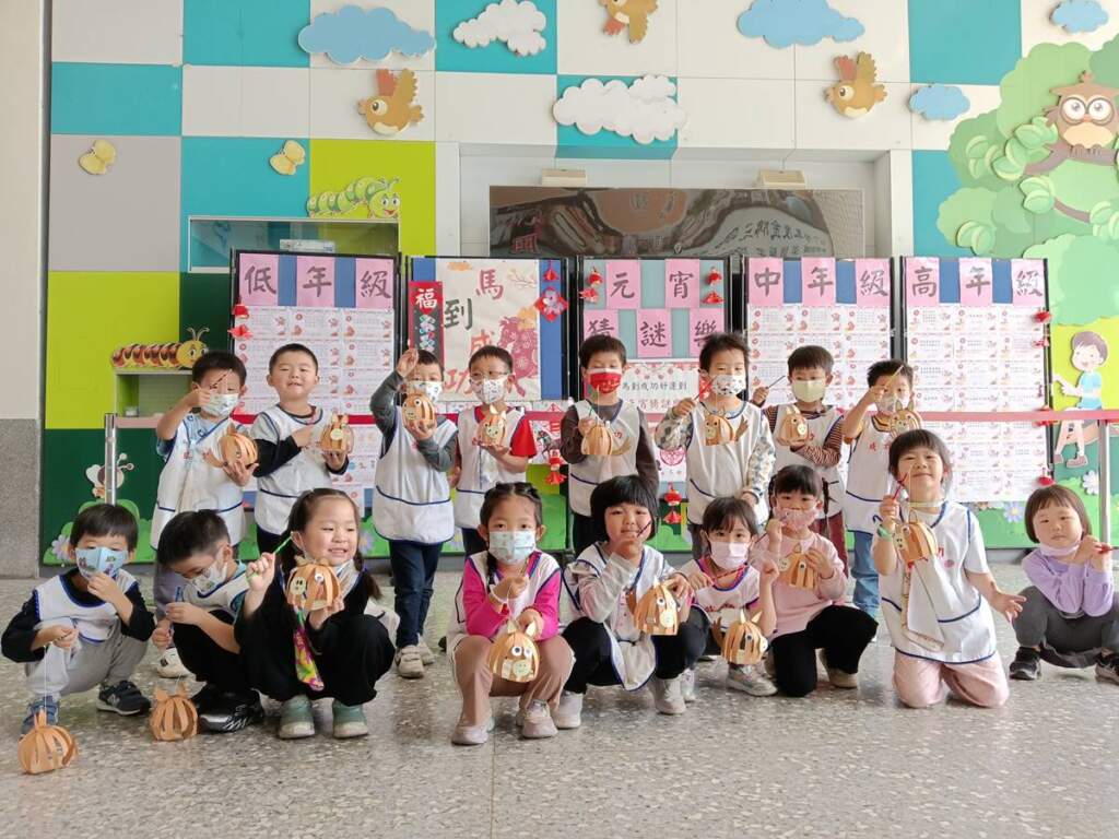 ▲馬到成功猜燈謎，成功國小歡樂慶元宵，全校腦力激盪樂開懷。