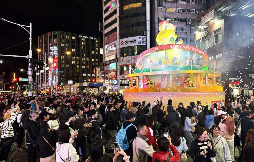 ▲西門展區Baby Molly主燈吸引許多民眾駐足拍照。