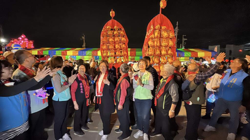 影／花壇文德宮白沙坑迎燈排元宵點燈祈福　198年民俗盛會照亮花壇