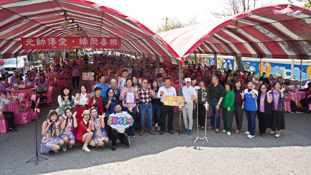 ▲彰化元帥府主事陳月熒女士號召信眾與親友，於今日聘請總鋪師團隊及舞台車進駐萬合院區，舉辦「元帥傳愛・緣聚喜樂」感恩午宴，席開50桌，宴請喜樂雙組織服務近500位師生。（圖／喜樂保育院提供）