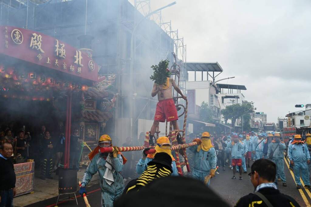 北天燈、南蜂炮、東寒單！台東元宵遶境祈福今起連嗨兩天