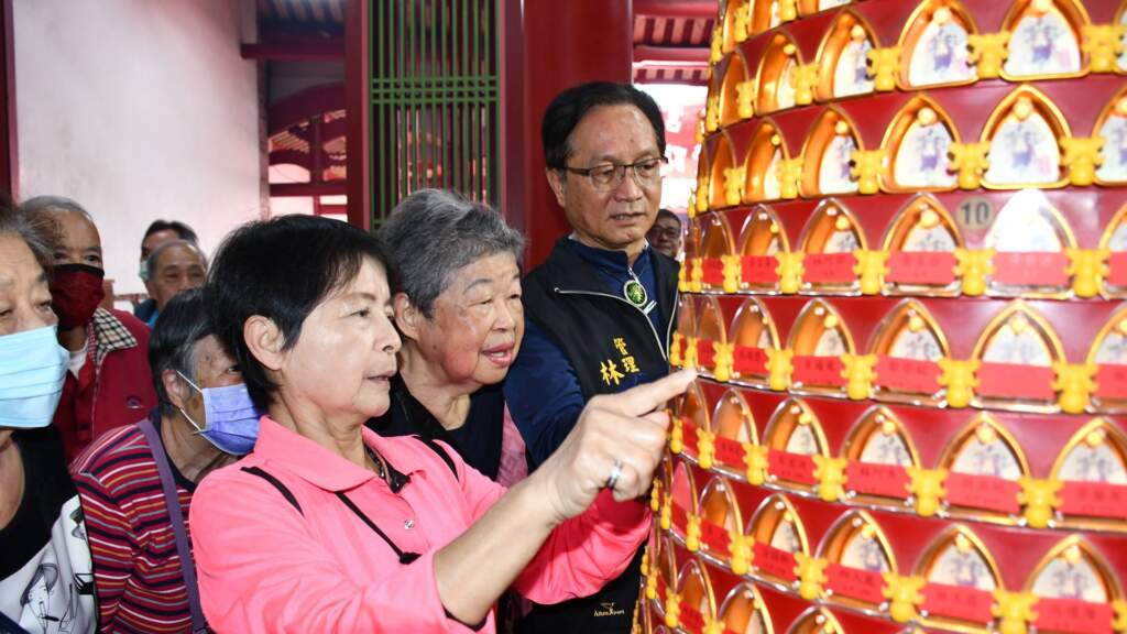 影／彰市1025名低收入戶與獨居長者　威惠宮免費點燈祈福
