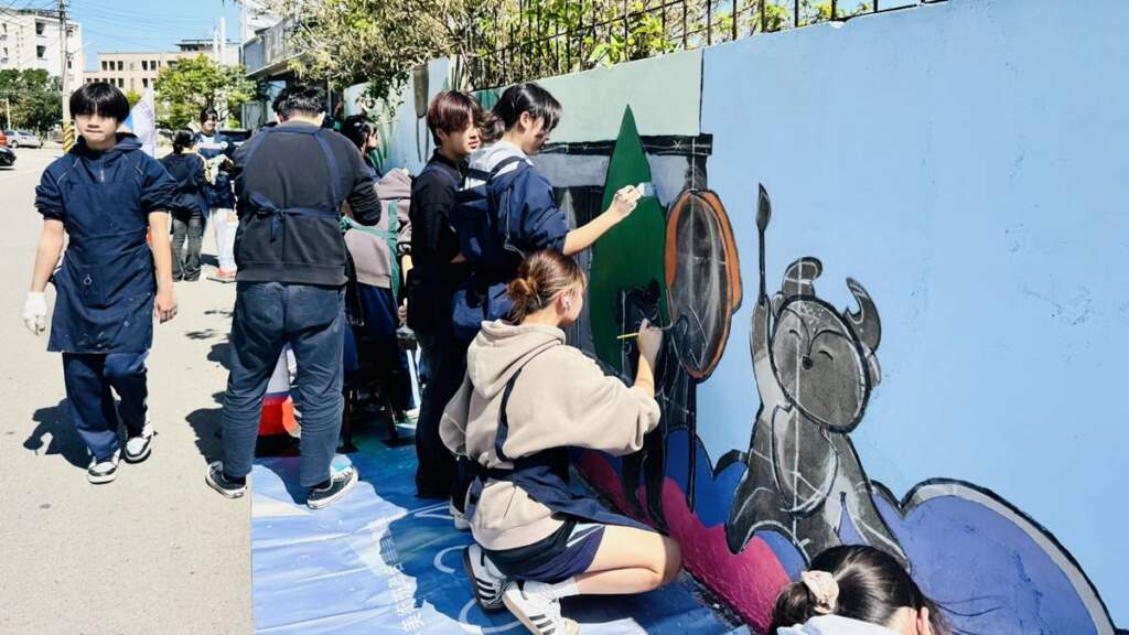 龍津高中美術班結合龍井青商會　彩繪社區老牆變身藝術亮點