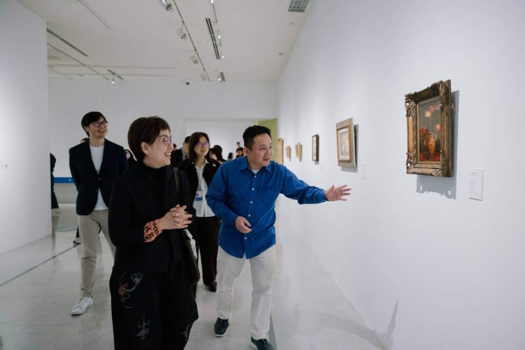 ▲文化部政務次長王時思(左1)參觀「植棋的歌—短而亮的生命力」,攝影:好隊影像有限公司。(圖/國美館提供)