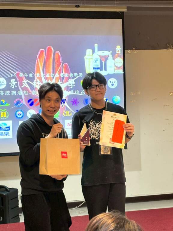 ▲崑大餐飲系林鉦哲(右)憑藉精湛的拉花作品《獅子》奪得景大盃全國冠軍。