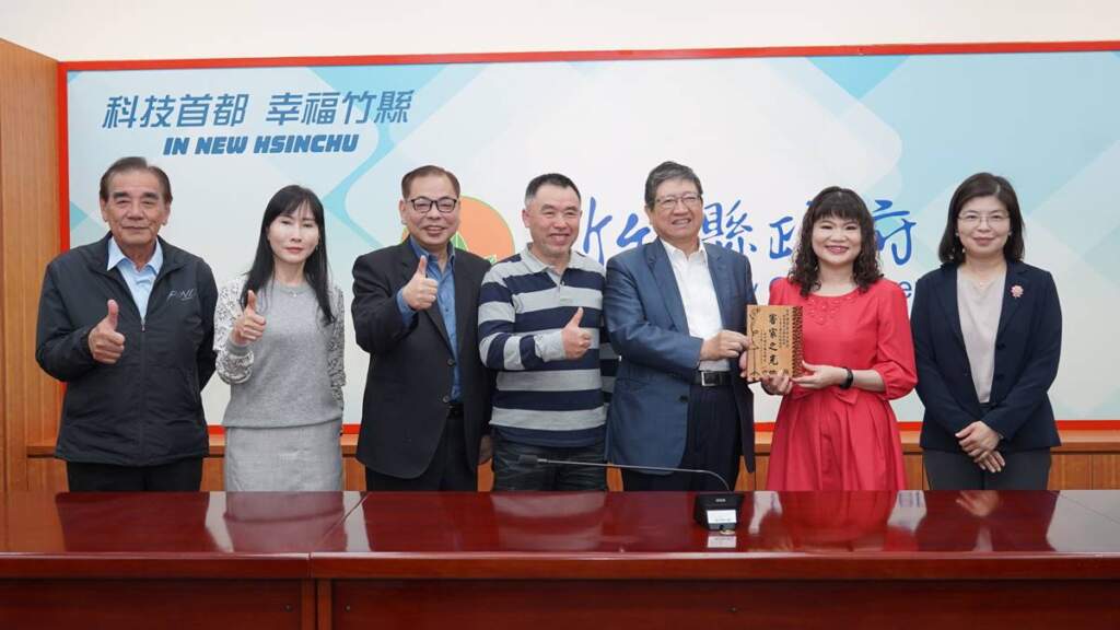 ▲新竹縣長楊文科3月24日於縣府主管會報前，特別頒發紀念獎牌予客語薪傳師梁素玉，表彰她長期致力推廣客家語言與傳統歌謠文化之貢獻。