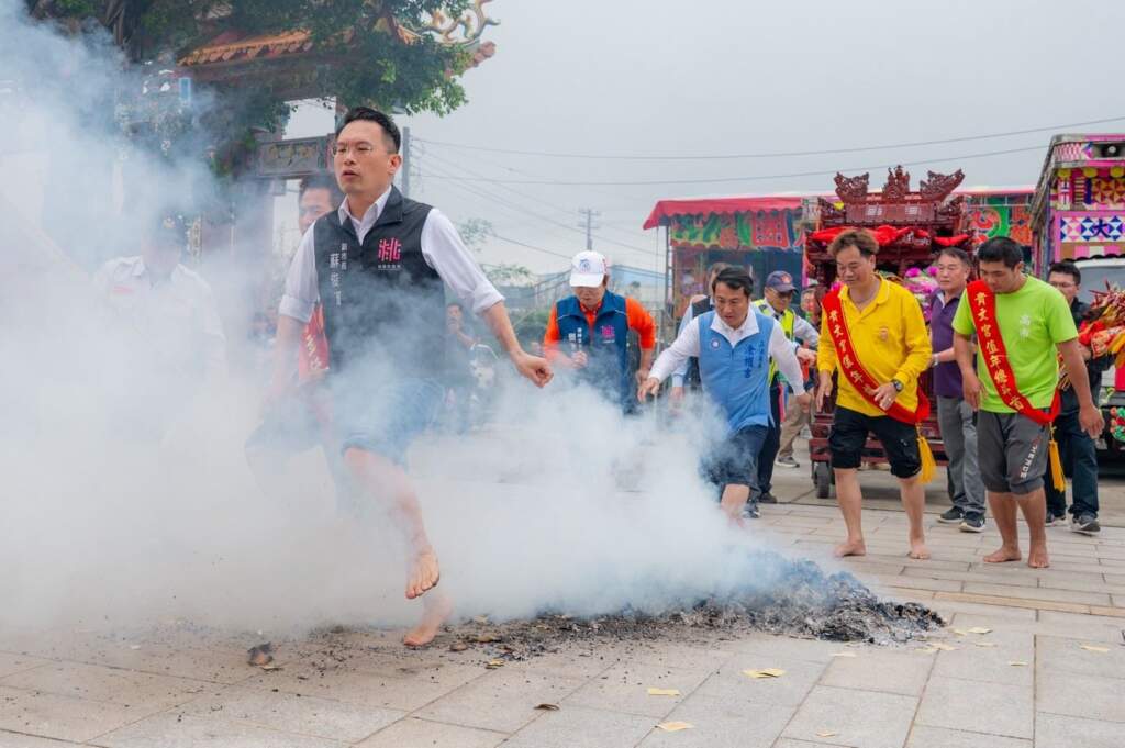 大園貴文宮遶境祈福　蘇俊賓三度挑戰赤腳過火