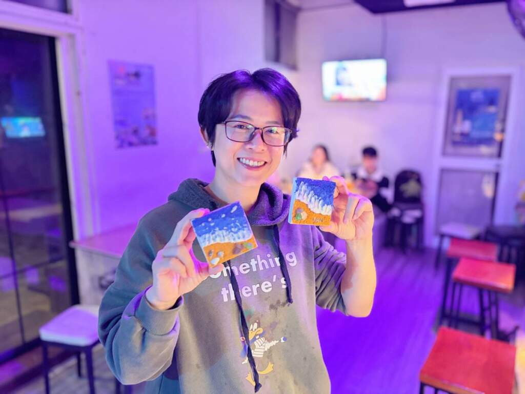 ▲台灣女孩深耕馬祖十年,廢棄營舍重生為人氣小酒館「海島波波」。(圖/記者蘇彩娥攝)