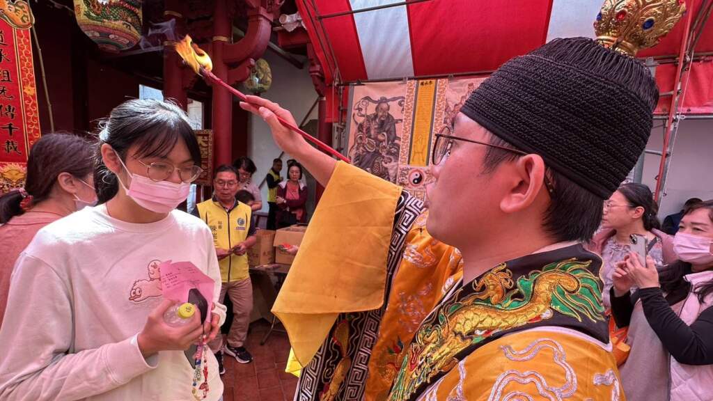 ▲考生走開運文昌橋,上橋前先行淨身,下橋後由道師逐一加持,象徵洗滌身心、開啟智慧,祈求考試順利、金榜題名。(圖/記者林明佑翻攝)