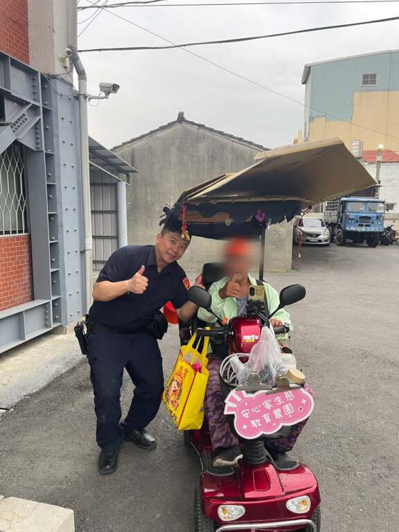 七旬翁進香電動車斷電受困　警暖心救援助圓朝聖路