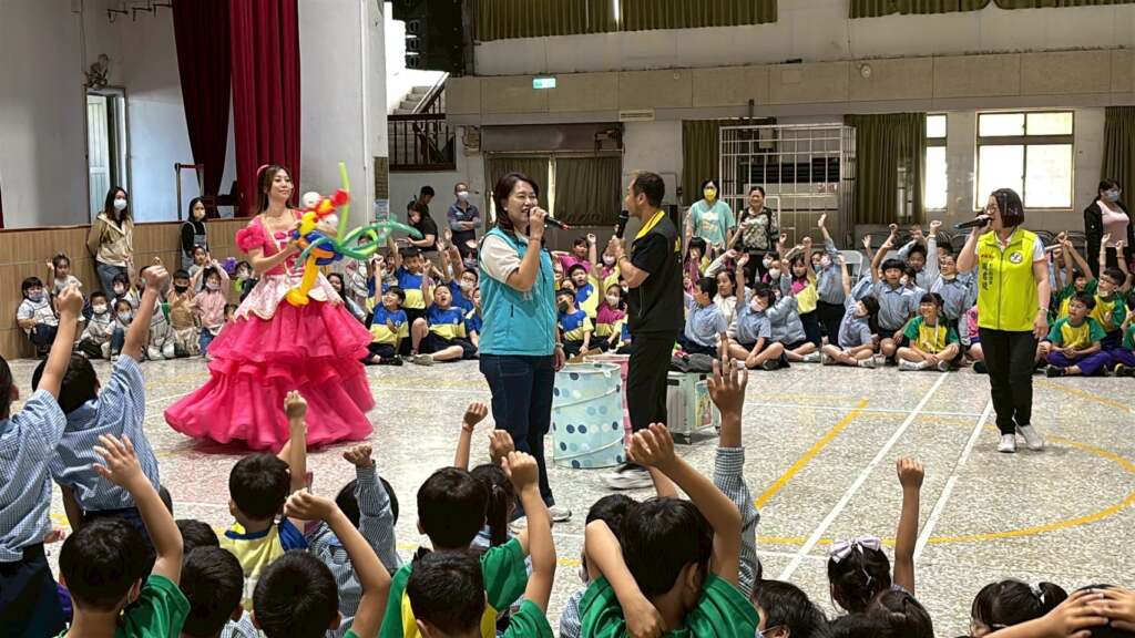 影／彰化「氣球天使」兒童節活動　和美地區五所校園化身夢幻童樂園