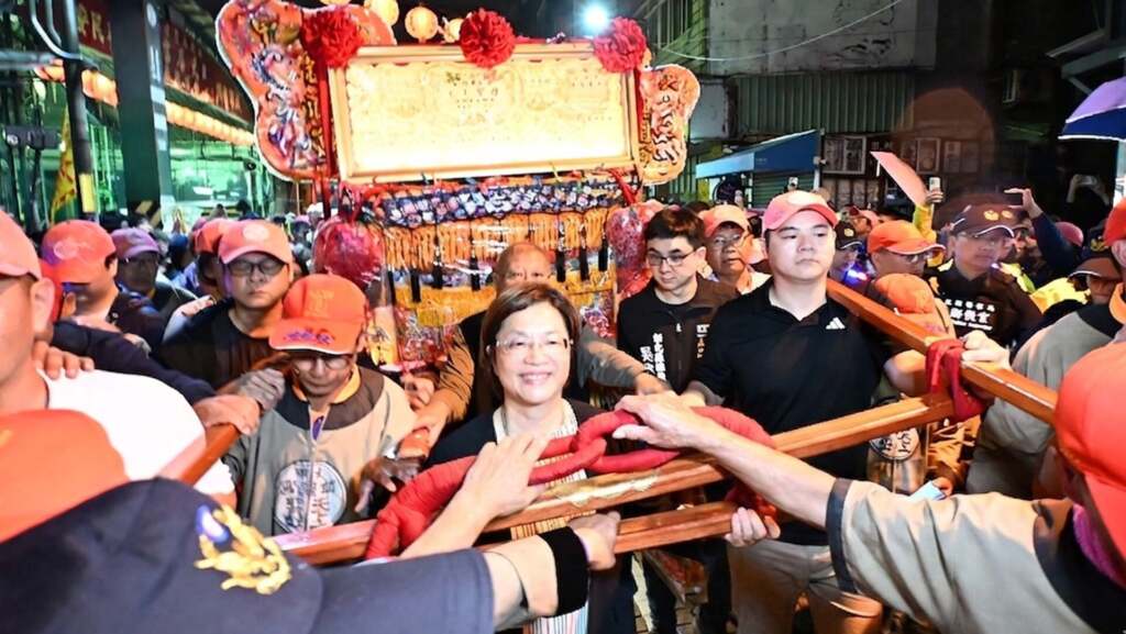 ▲大甲媽祖晚間駐駕於永樂街天后宮，短暫停留後，隨即起駕回鑾，彰化縣長王惠美送駕，過程平和圓滿。（圖／彰化縣政府提供）