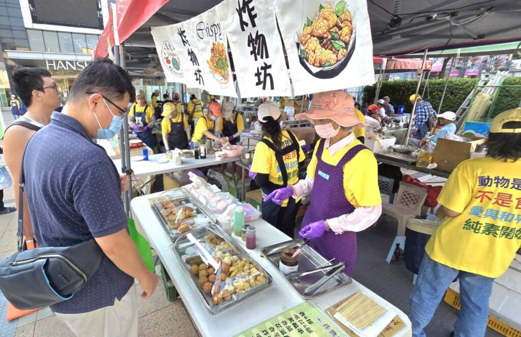 ▲高雄漢神巨蛋『世紀真愛，珍愛地球』的「真愛」純素市集。（圖／南區純植行動聯盟提供）