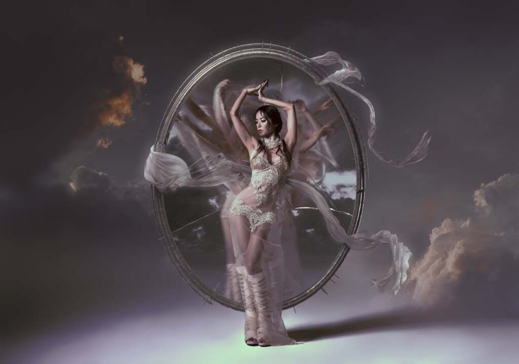 JOLIN披雲霧蕾絲紗袍化身流動之光 親揭巡演秘辛長指甲是音準祕密武器