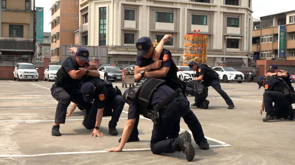 影／彰警機動應變隊出動40名警力　強化大甲媽遶境鑾轎維安能量