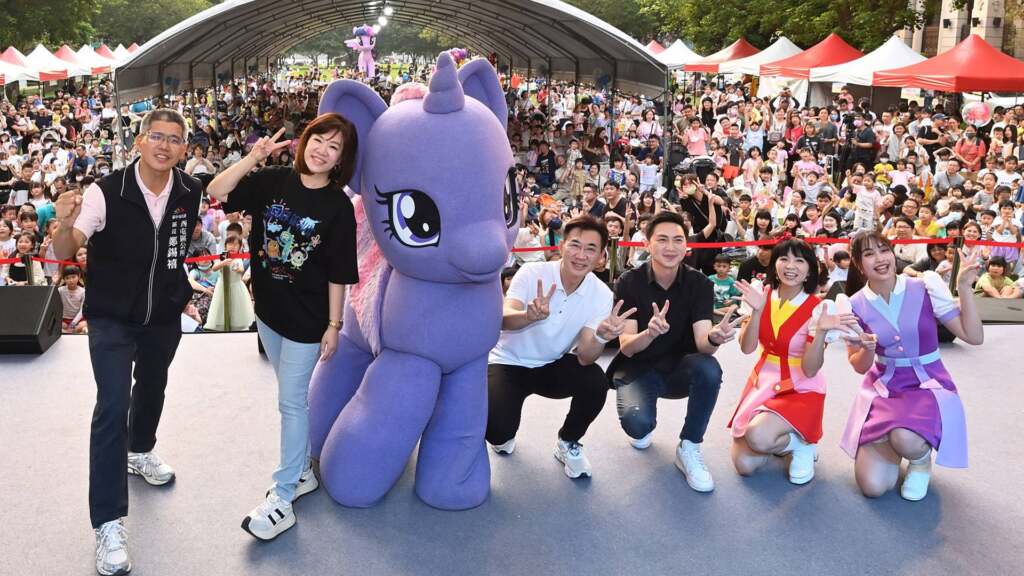 ▲2026台中親子音樂季於夏綠地公園熱鬧登場,新聞局長欒治誼與YOYO家族及超人氣角色「彩虹小馬」共同揭開序幕,現場共吸引超過8,000人次參與。(圖/記者張玉泰攝)
