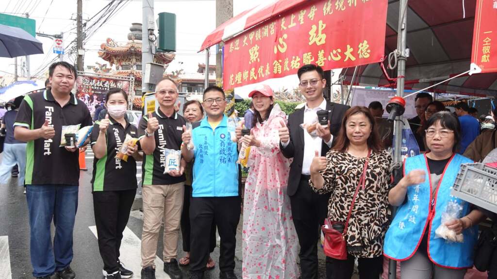 影／大甲媽回鑾經彰化　花壇鄉代翁啟祐攜手全家設點心站送上人情味