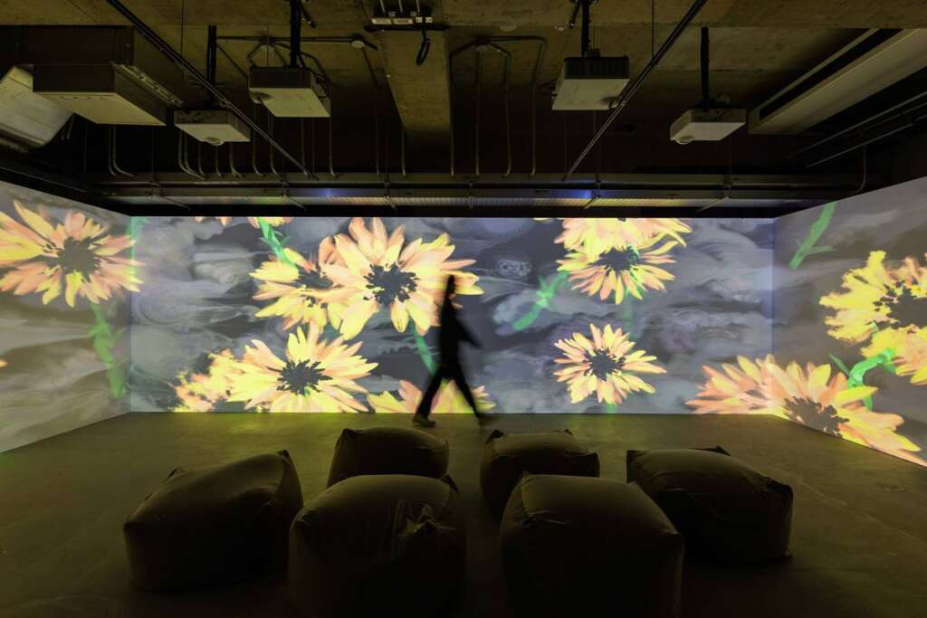 「新美花嘿噴？」以花轉譯城市日常　新北市美術館展出中