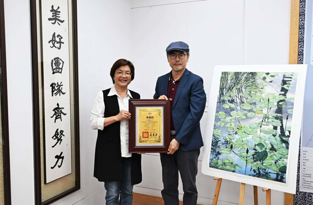 ▲彰化縣長王惠美特於4月8日下午在縣長室頒贈表揚狀，肯定粘信敏老師深耕藝術創作，以畫筆讓世界看見臺灣，更讓大家知曉，彰化出了一位世界冠軍！（圖／彰化縣文化局提供）