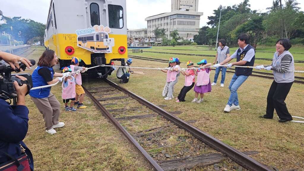 ▲深具歷史意義的光華號車廂，邁向一甲子之際，歷經整體修復後今日正式回歸台東舊站特區，臺東縣政府以「火車回家」為主軸，邀請幼兒園孩童共同參與迎接，透過溫馨互動重現昔日場景。
