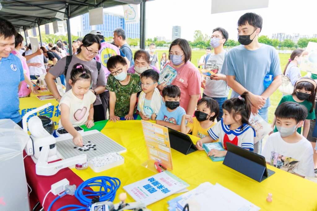 百貨公司化身情緒遊樂園　中市「SEL五大核心素養」系列課程登場