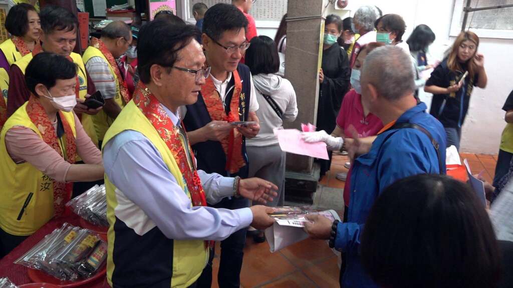 影／開化寺考生燃燈供佛祈願法會　吸引近400位學子與家長參加