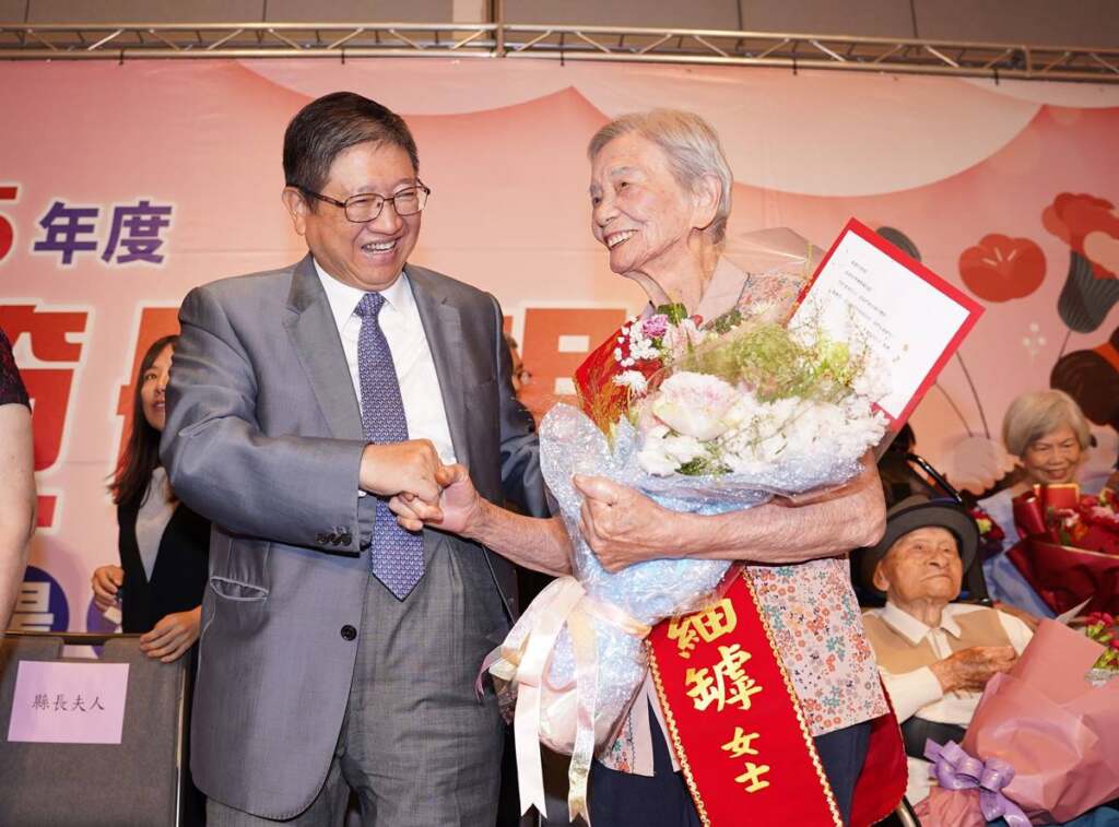 ▲楊文科向母親表達最真摯的感謝與祝福。