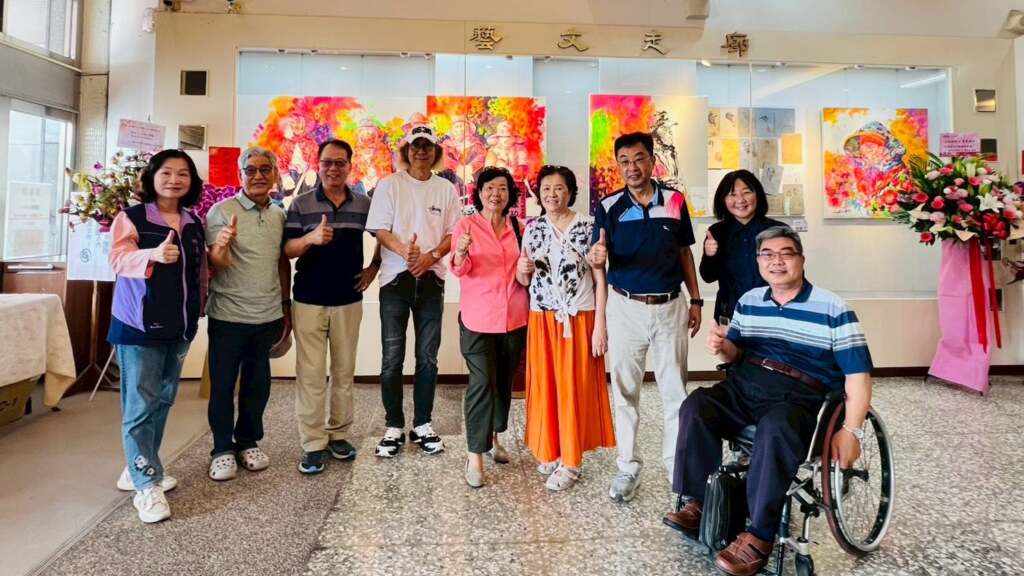 ▲二林鎮公所特別邀請旅外子弟、資深廣告創意人紀淵字（小紀）舉辦「土地的戀人」個展，今日上午舉行開幕典禮，帶領鄉親走進他橫跨數十年的創作世界。（圖／記者林明佑翻攝）