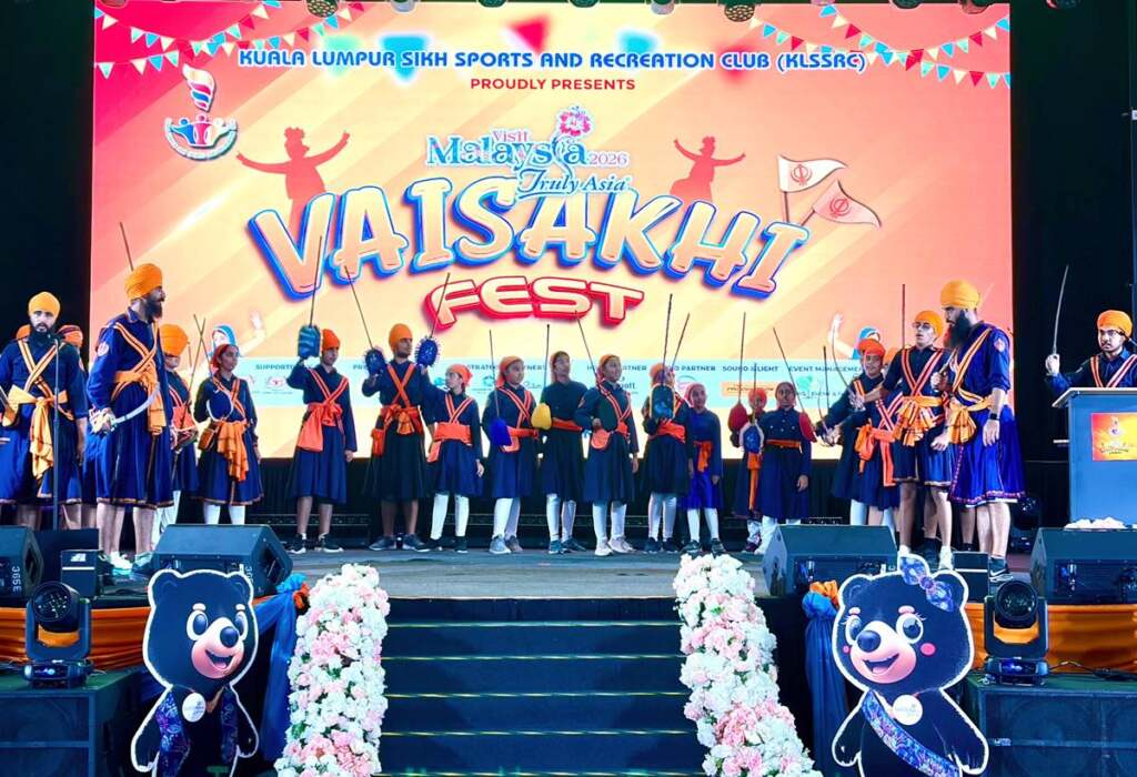 ▲錫克人手持武器伴隨強烈節奏進行騰躍、劈砍與攻防動作，兼具戰鬥技巧與舞蹈藝術色彩。（圖／記者蘇彩娥攝）